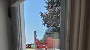 Blick durch eine Glastür zu einer Betontreppe.