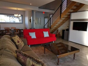 Fernseher, Kamin, Stereoanlage