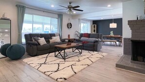 Una sala de estar moderna con sofá, mesa de centro y chimenea.