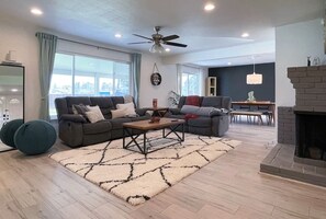 TV, fireplace, books, offices - Modern, spacious, quiet home close to the River (Sacramento)