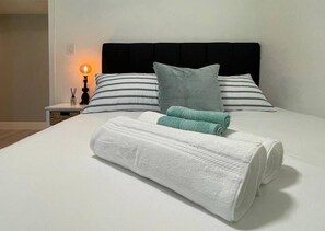 3 bedrooms, iron/ironing board, WiFi, bed sheets - Modern, spacious, quiet home close to the River (Sacramento)