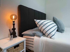 3 bedrooms, iron/ironing board, WiFi, bed sheets - Modern, spacious, quiet home close to the River (Sacramento)
