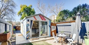 Outdoor dining - TINY ART HOUSE near the beat (Sacramento)