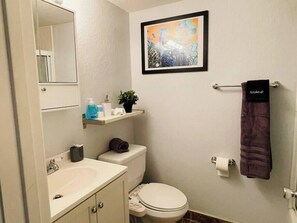 Bathtub, hair dryer - Artist's Condo with 2 Bedroom & Arcade (Sacramento)