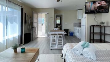 1 habitación, tabla de planchar con plancha, wifi y ropa de cama