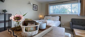Adorable Private Guesthouse/Studio free parking