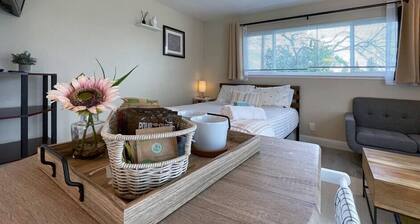 Adorable Private Guesthouse/Studio free parking