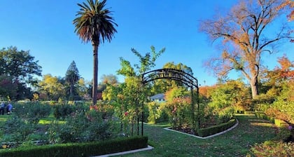 Modern, Artsy, 2 BD, 1B Bungalow