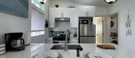 Refrigerador, microondas, horno y parrilla de estufa