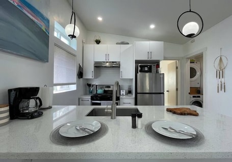 Fridge, microwave, oven, stovetop. Lovely one-bedroom apartment minutes from Downtown