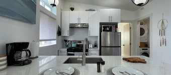 Lovely one-bedroom apartment minutes from Downtown