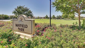 Ein Parkschild mit 'Mayfield Park' und einem Baum-Logo.