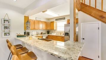 Frigorífico, microondas, placa de cocina y lavavajillas