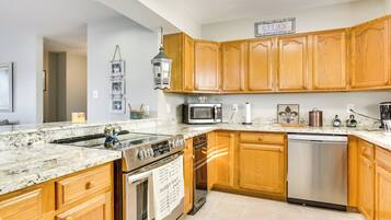 Fridge, microwave, stovetop, dishwasher