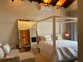 1 bedroom, premium bedding, minibar, in-room safe