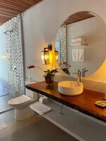 Artículos de tocador de diseñador, secador de pelo, batas, toallas
