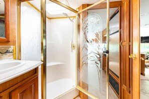 Shower, hair dryer, towels, soap - Private Waterfront Paradise (Auburn)