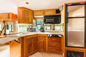 Kjøleskap, mikrobølgeovn, ovn og kokeplater