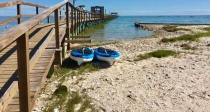 Waterfront, Romantic, Views, Pool/Hot tub, Kitchen, 2 TVs, Fishing Pier, WIFI
