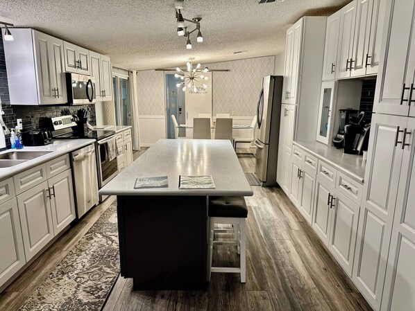 Jääkaappi, mikroaaltouuni, uuni, liesi