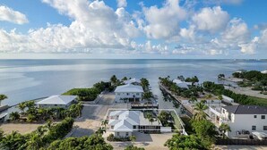 A coastal residential area with houses and a beach. - Super Snapper OceanView Heated Pool, Tiki, Large Dock, Lanai (Marathon)