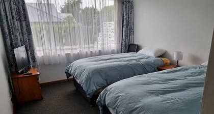 Cosy and Warm. Centrally located to all Invercargill has to offer.