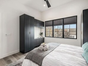 3 slaapkamers, een bureau, een strijkplank/strijkijzer, reisbedje