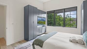 3 bedrooms, desk, iron/ironing board, travel crib