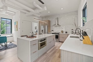 Réfrigérateur, four à micro-ondes, un four, surface de cuisson