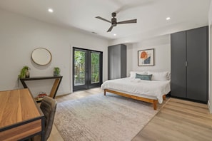 3 chambres, bureau, fer et planche à repasser, lit de bébé portatif