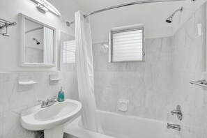 吹风机、毛巾、卫生纸