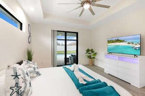 4 bedrooms, iron/ironing board, travel cot, free WiFi - NEWLY BUILT I Elegant Pool Home I Modern I Private I Games I BBQ (Cape Coral)