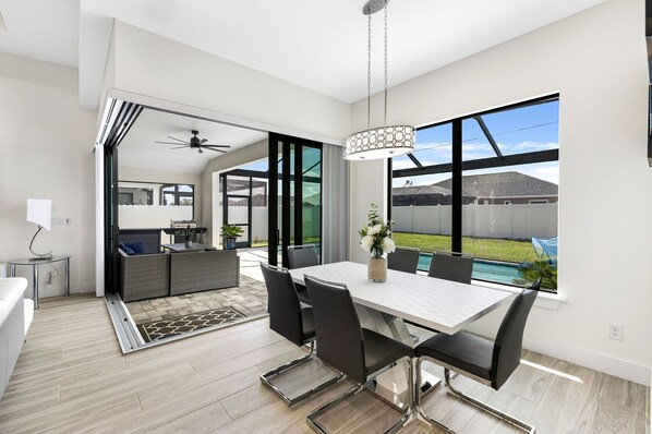 Dining - NEWLY BUILT I Elegant Pool Home I Modern I Private I Games I BBQ (Cape Coral)