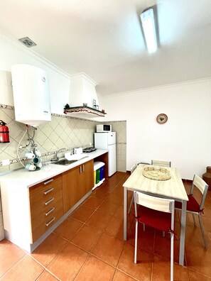 Fridge, microwave, oven, stovetop - Typical Alentejo house in the historic town of Portel (Portel)