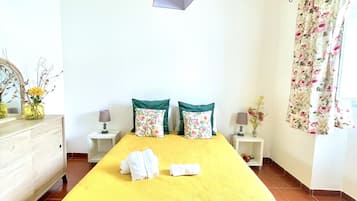 2 bedrooms, travel cot, WiFi, bed sheets