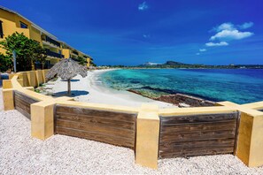 På stranden, liggestole, badehåndklæder