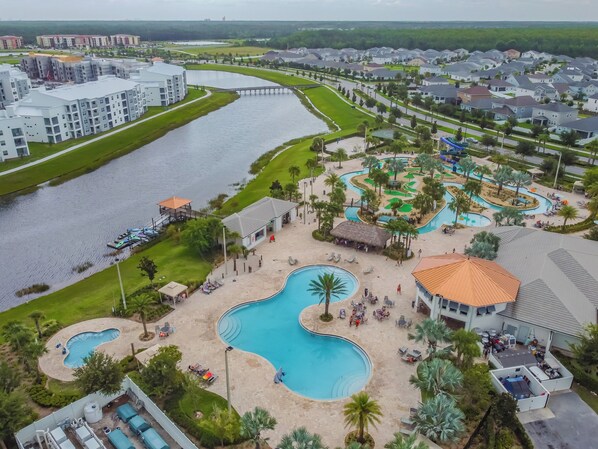 A resort with multiple swimming pools, a water park, and a bridge over a river. - Resort apartment in Kissimmee (Kissimmee)