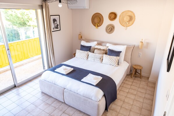 2 bedrooms, desk, iron/ironing board, free WiFi - Elégant 3 Pièces au Cros de Cagnes, Parking Gratuit, à 5 Minutes des Plages (Cagnes-sur-Mer)