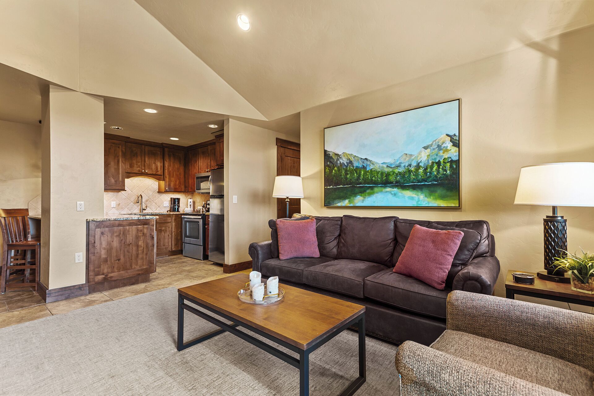 Smart-tv, een open haard, videospelletjes en een dvd-speler