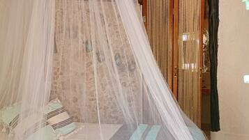 1 bedroom, desk, WiFi, bed sheets