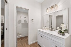 Shower, hair dryer, towels, soap - Center Hill Serenity (Silver Point)