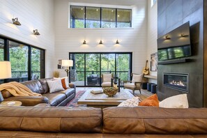 Smart-TV, Kamin, Videospiele, Tischfußball