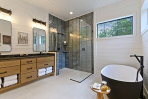 Combined shower/tub, hair dryer, towels