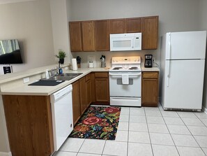 Kühlschrank, Mikrowelle, Ofen, Geschirrspüler