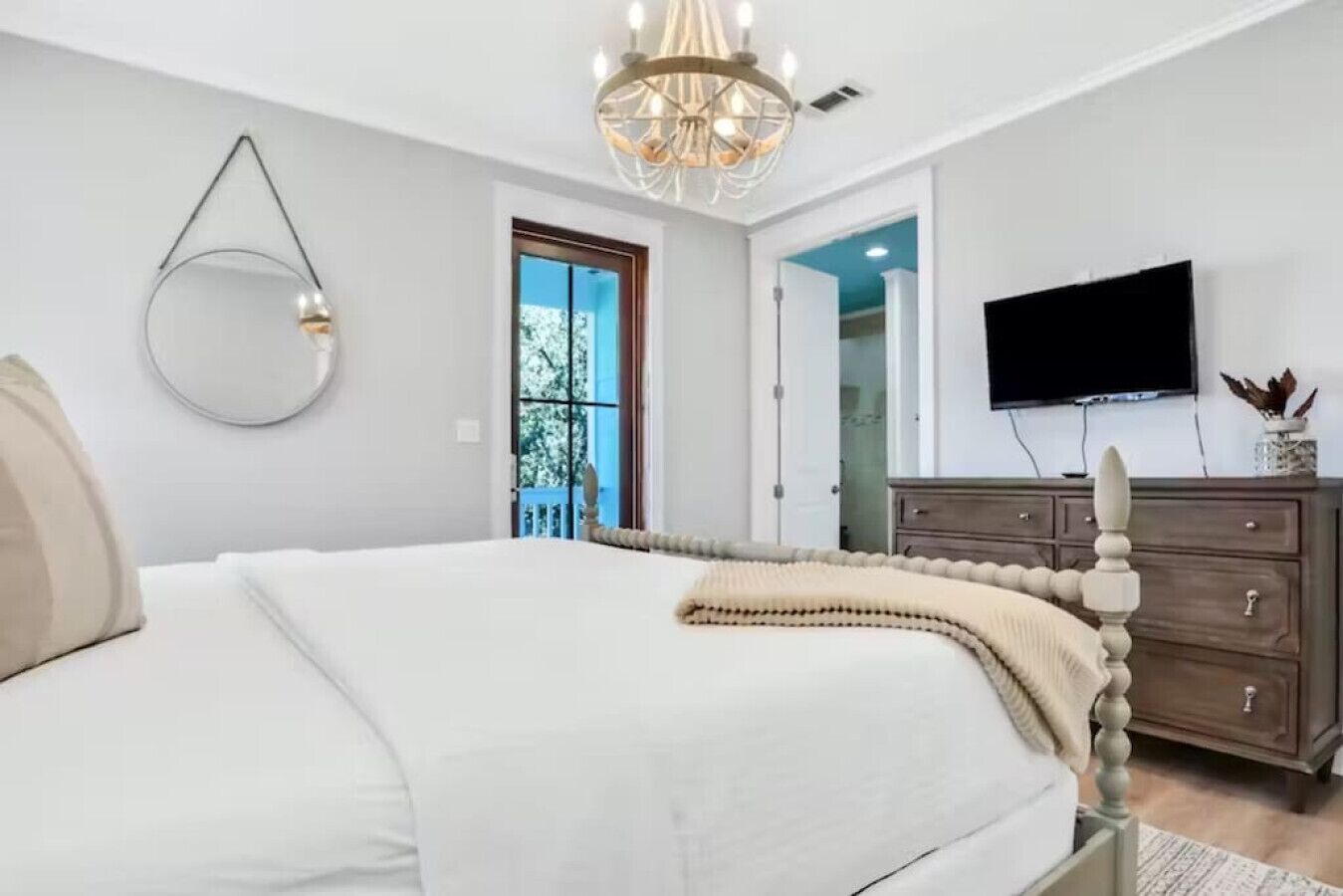 5 habitaciones, escritorio y tabla de planchar con plancha 