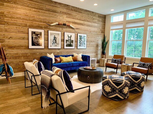 Living area - URBN Ryder: Modern Luxury - Southern Vibes - Minutes to Broadway Downtown (Nashville)