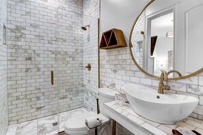 Shower, hair dryer, towels - Huge Lagoon Pool-Private Beach-Backpack Beach Chairs-Tram Service-Bikes Included (Seacrest Beach)