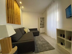Smart TV - Urban 44 Guest House<br> (Ponta Delgada)
