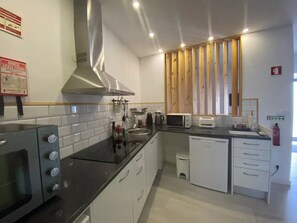 Fridge, microwave, oven, stovetop - Urban 44 Guest House<br> (Ponta Delgada)