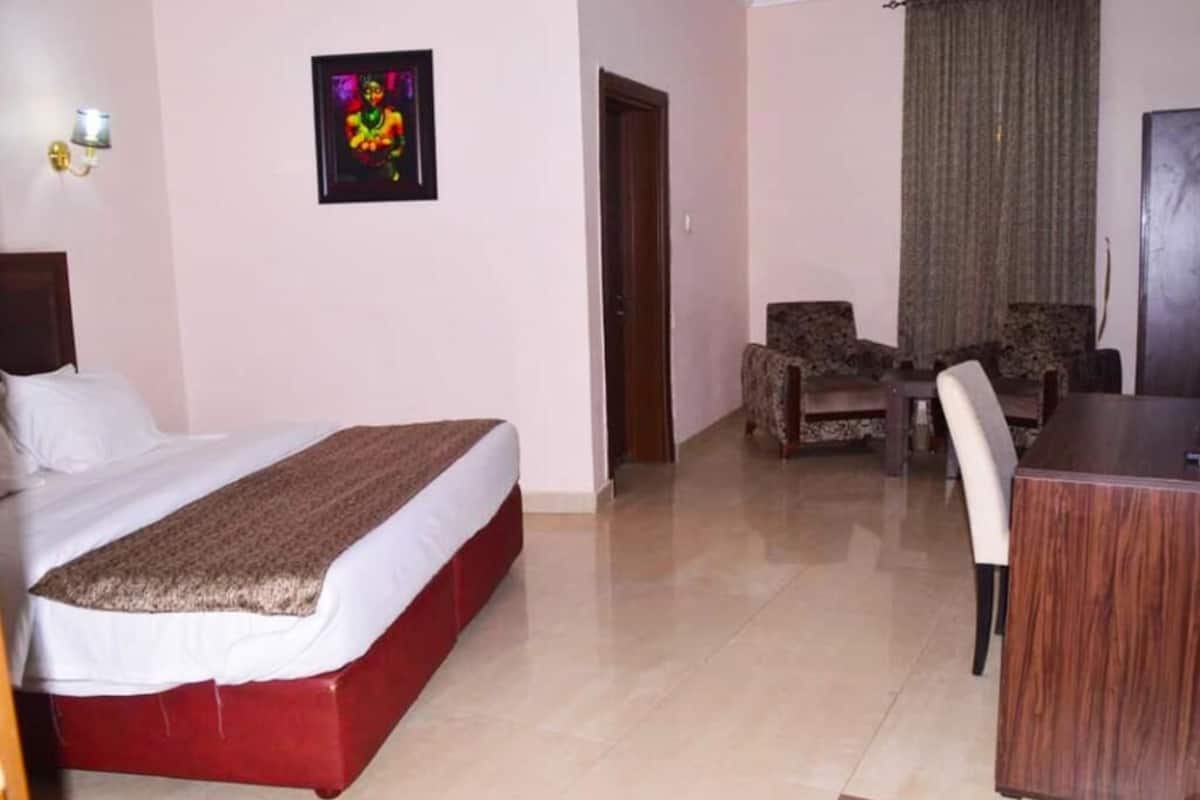 Deluxe Room | 1 bedroom, in-room safe, individually furnished, desk